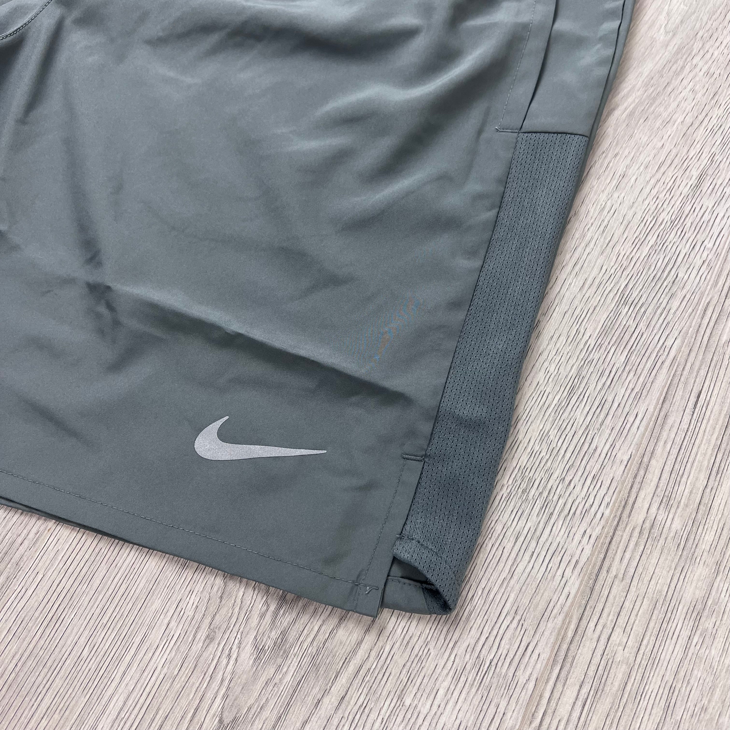 Nike 'Challenger' Pocket Shorts - Smoke Grey