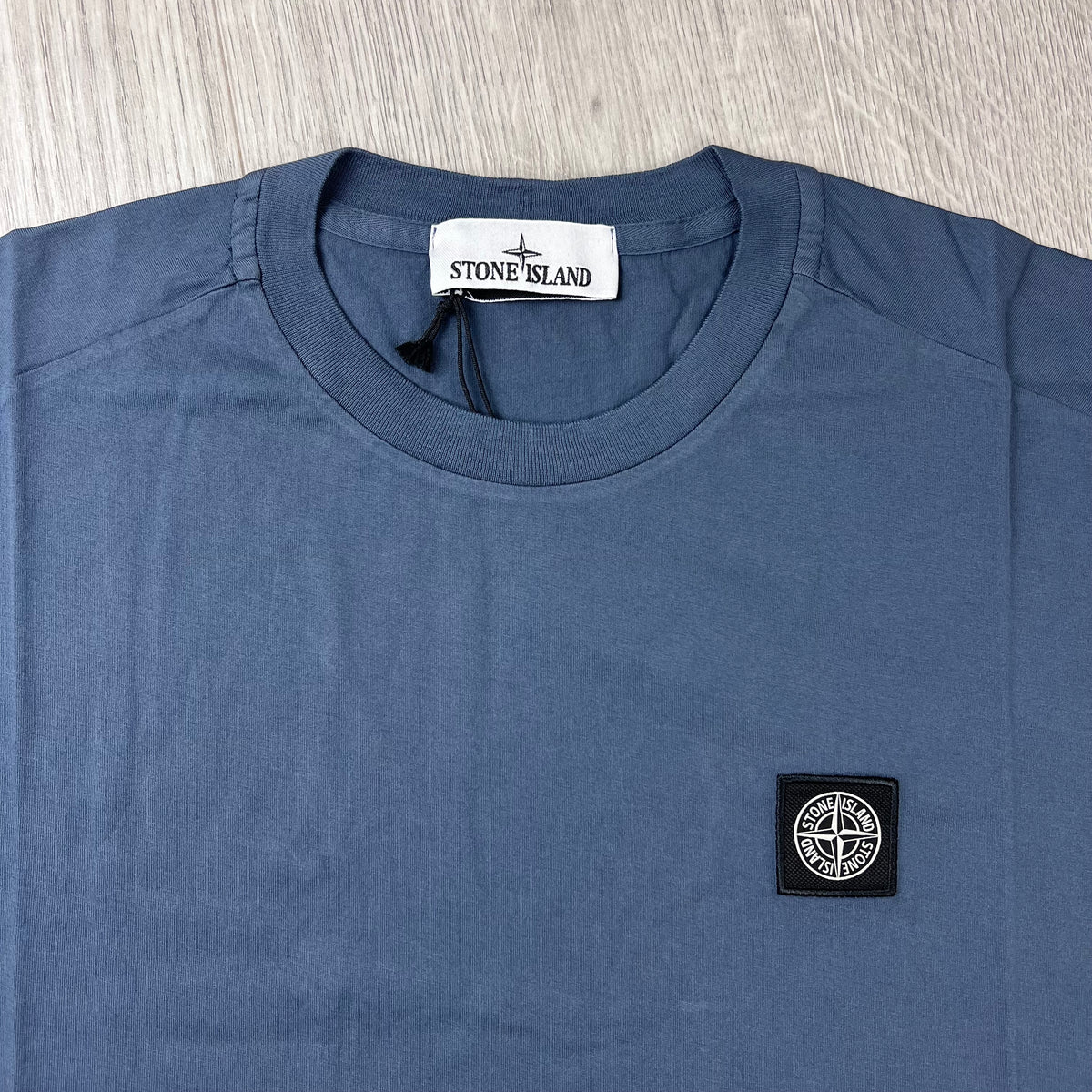Close up view of the crewneck collar on the Stone Island 30/1 Patch T-Shirt in Slate Blue.