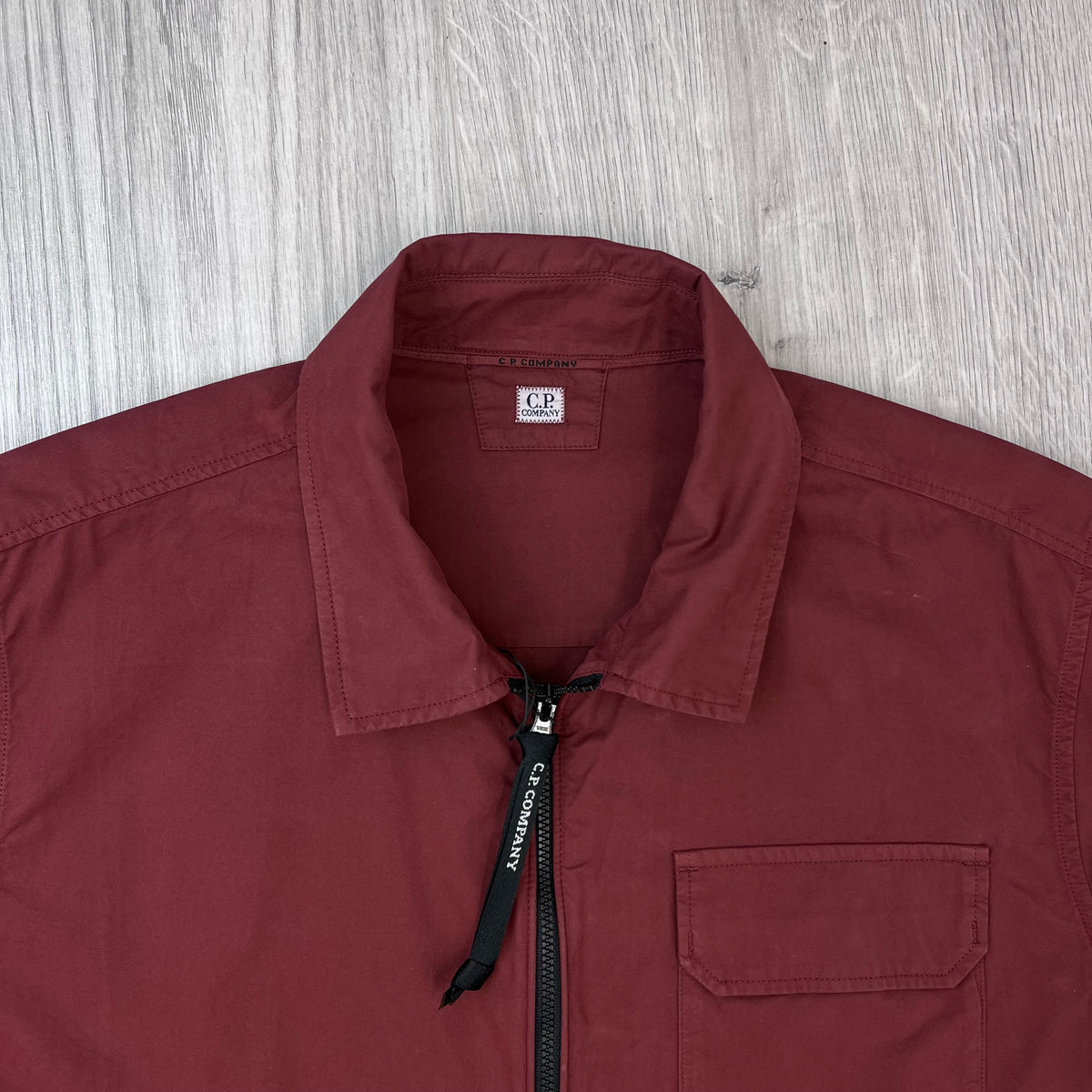 Front view of the collar on the CP Company Zip Overshirt in Andorra Red. 