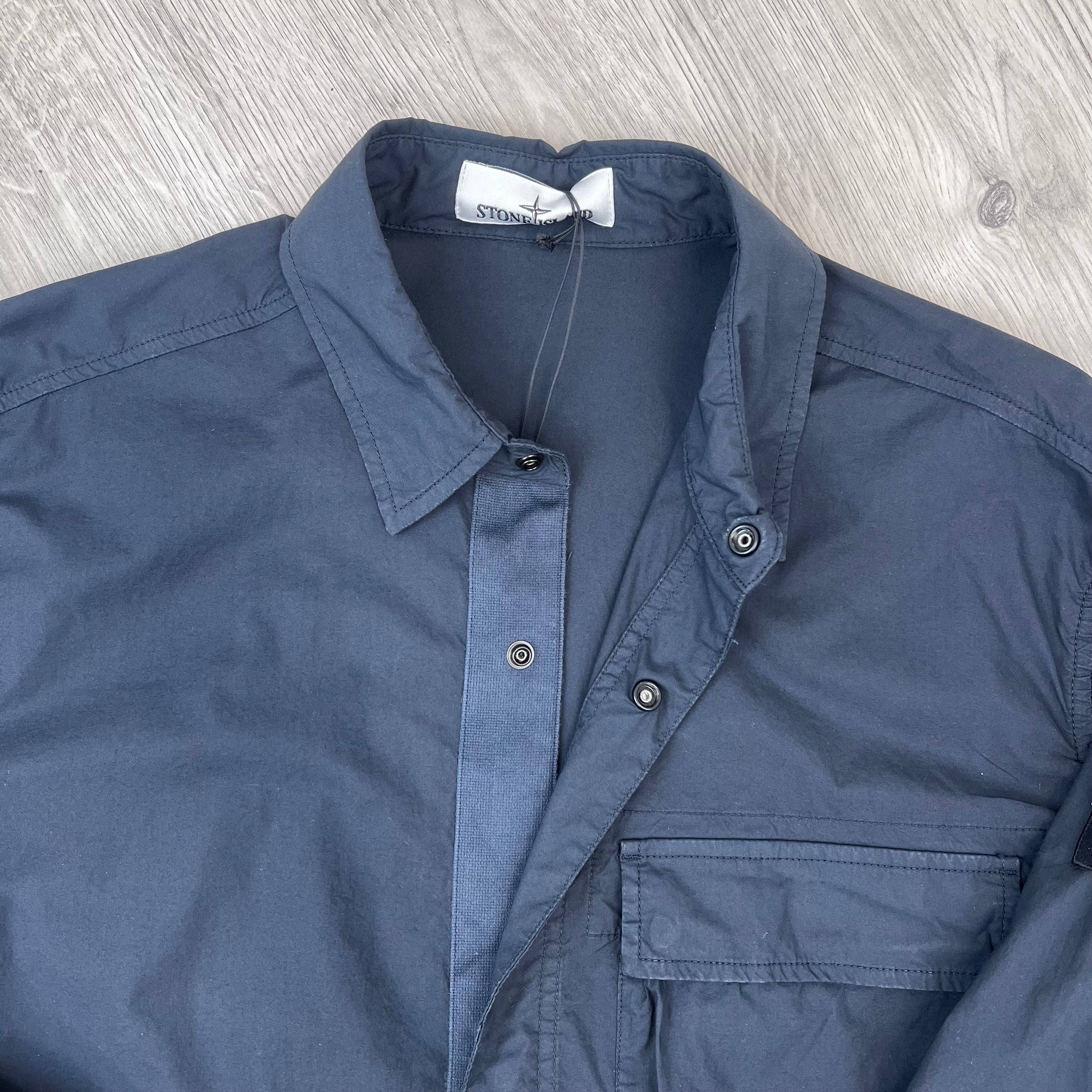 Button closure on the Stone Island 'Paracadute' Overshirt in Navy Blue.